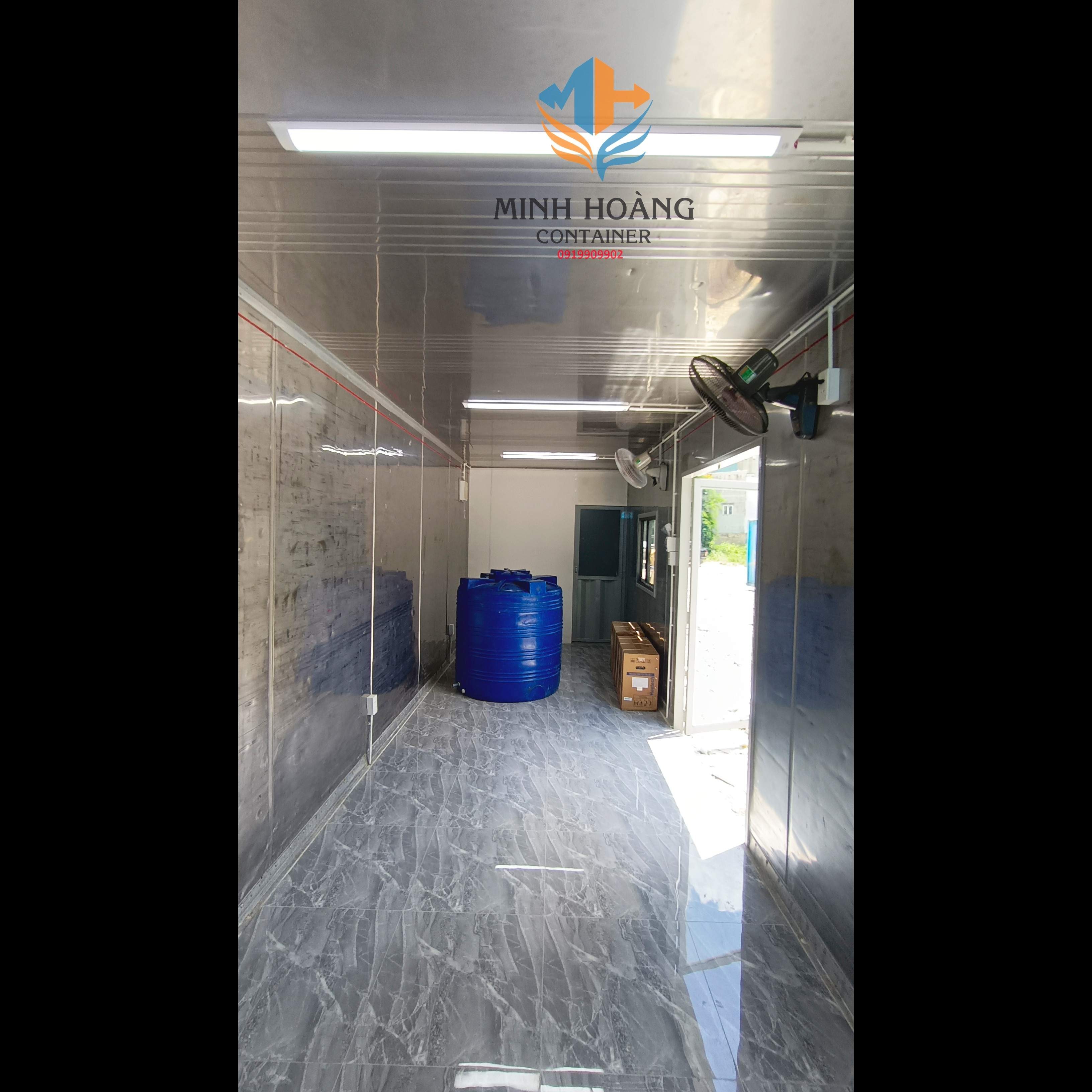Nhà container 40 feet màu xám khung kính, đầy đủ công năng làm từ vỏ cont lạnh có wc + máy lạnh option chia 3 phòng đến khách hàng Tây Ninh